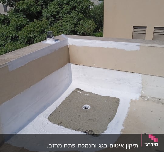 איטום גג עם חומר לבן סביב ניקוז